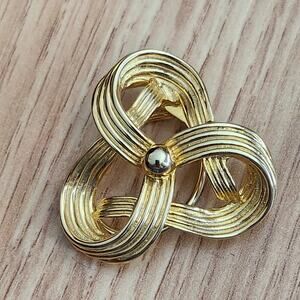 Vintage Gold Tone Celtic Knot Triquetra Scarf Clip Holder Purse Strap Clamp